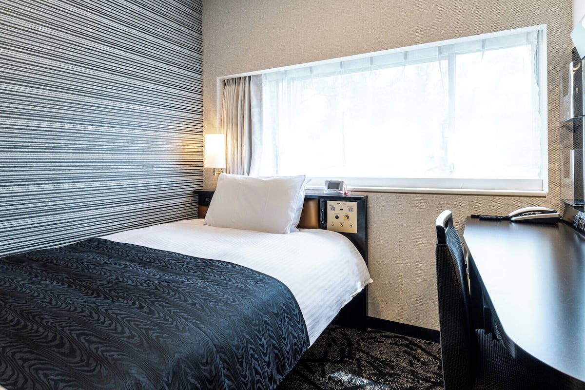 Single Room, Non Smoking | Peralatan tempat tidur premium, gebar bulu kapas, meja