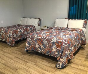 Huone, 2 parisänkyä, tupakointi kielletty | Pimennysverhot, silitysrauta/-lauta, ilmainen Wi-Fi, vuodevaatteet