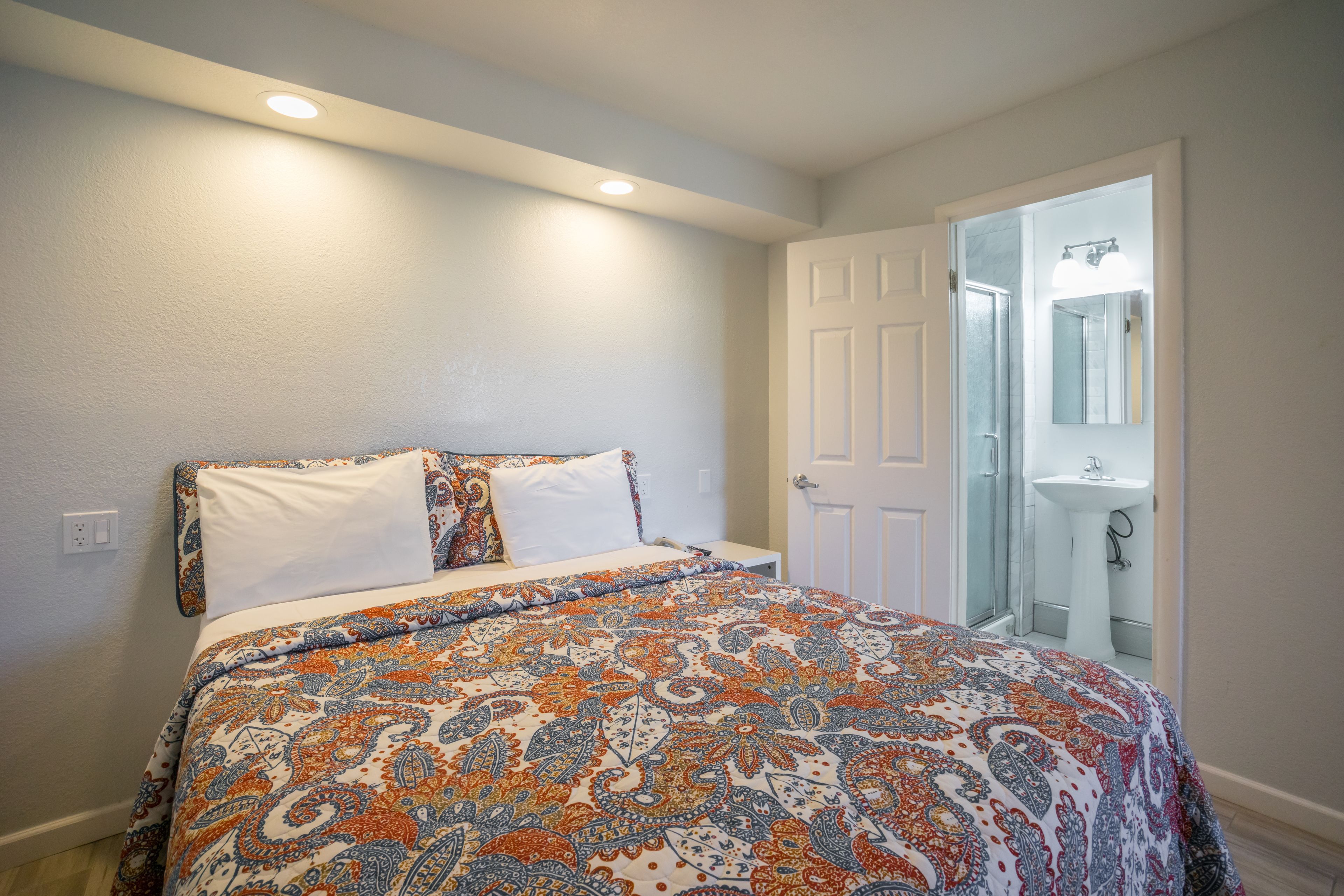 Room, 1 Queen Bed, Non Smoking | Blackout drapes, iron/ironing board, free WiFi, bed sheets