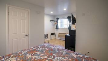 Chambre, 1 grand lit, non-fumeurs | Rideaux occultants, fer et planche à repasser, Wi-Fi gratuit
