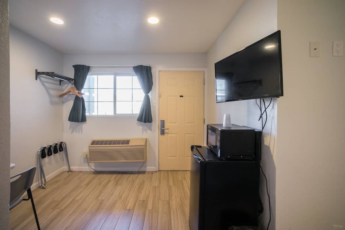 Room, 1 Queen Bed, Non Smoking | Blackout drapes, iron/ironing board, free WiFi, bed sheets
