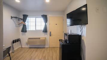 Chambre, 1 grand lit, non-fumeurs | Rideaux occultants, fer et planche à repasser, Wi-Fi gratuit
