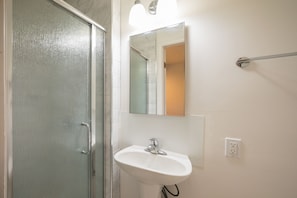 Bathroom - Berkeley Inn (Berkeley)