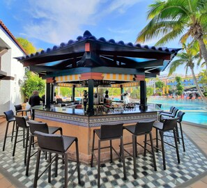 2 bars/lounges, poolside bar