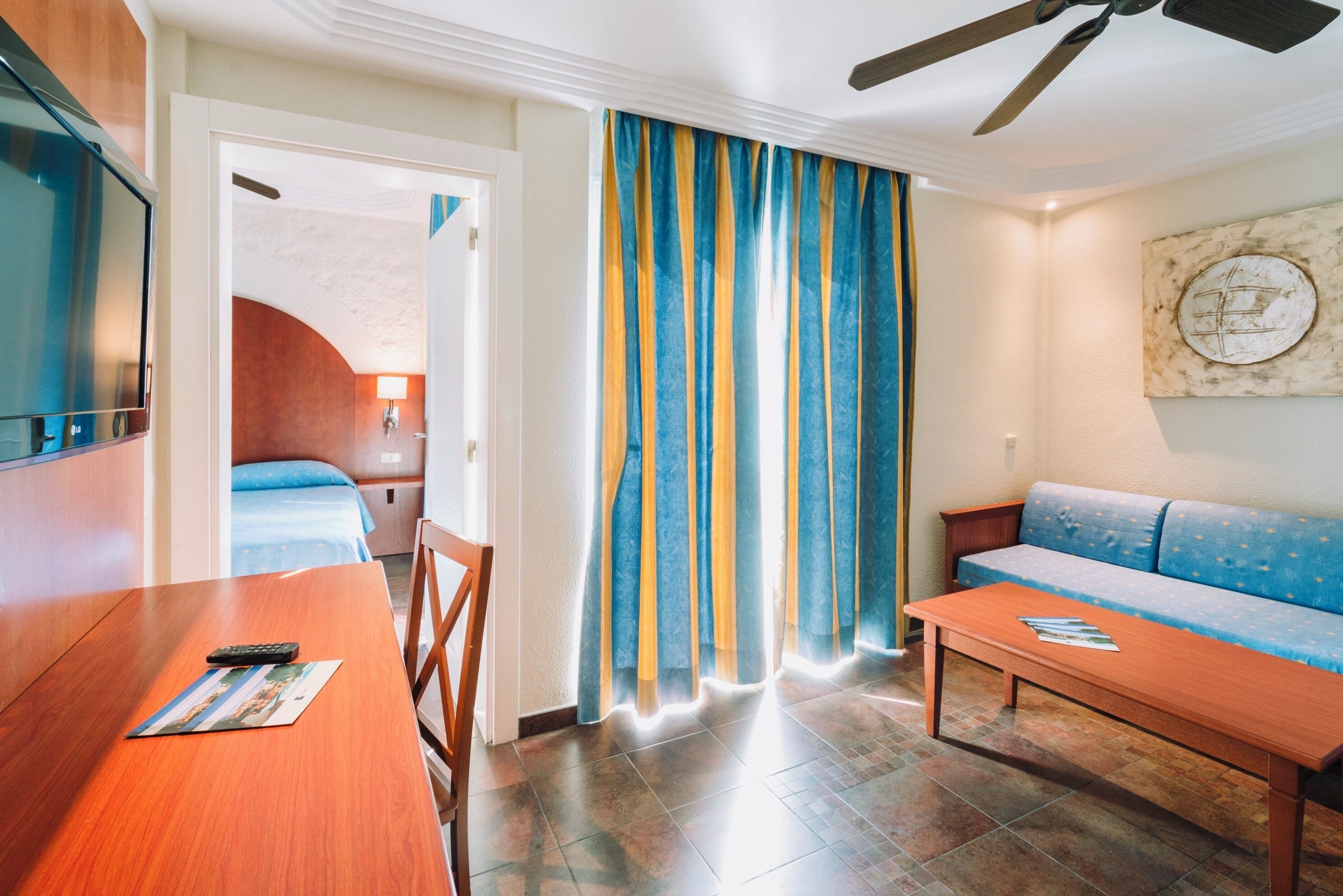 迷你吧、客房内保险箱、办公桌、床单