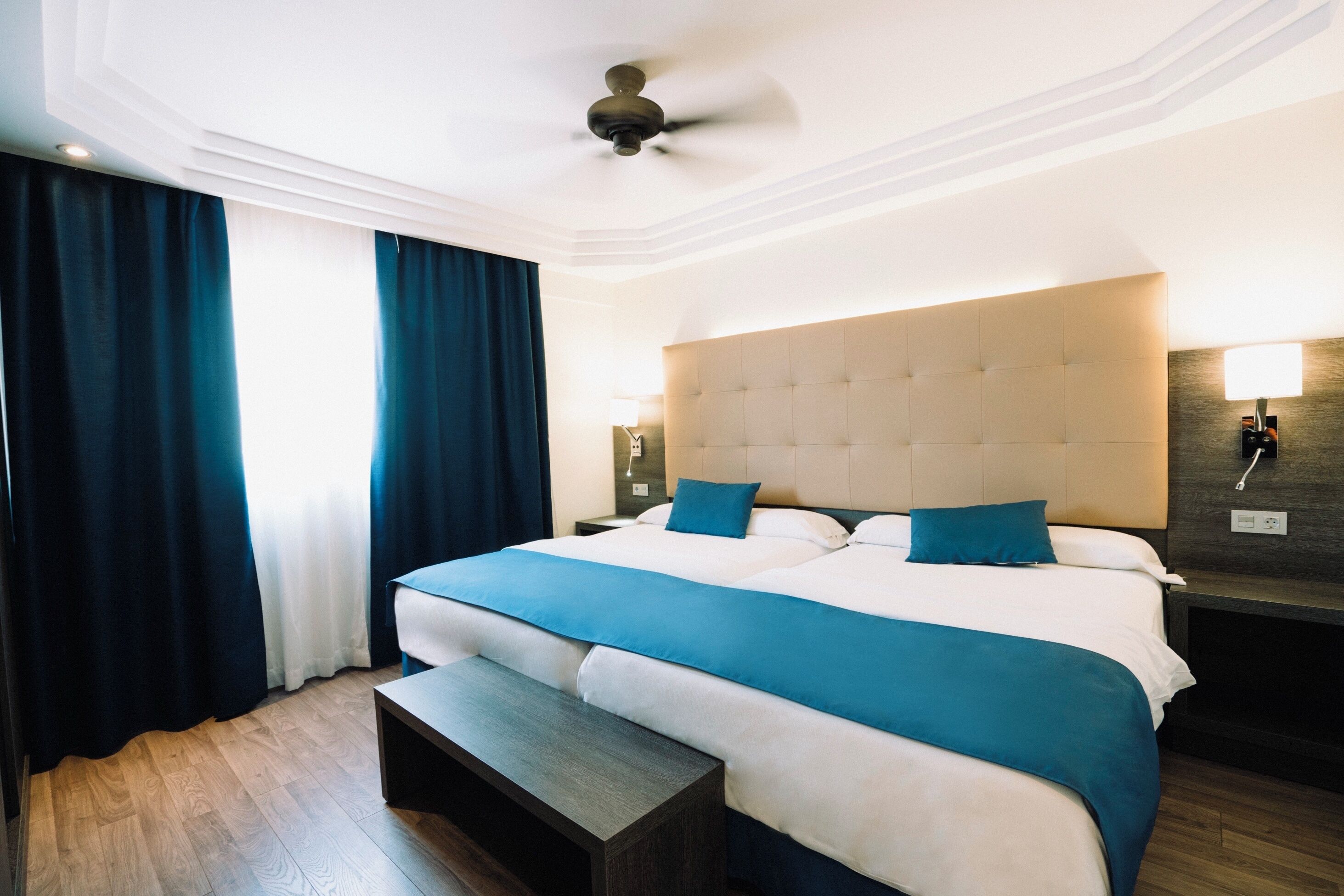 迷你吧、客房内保险箱、办公桌、床单