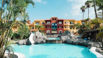 2 AuĂenpools, Sonnenschirme, LiegestĂŒhle