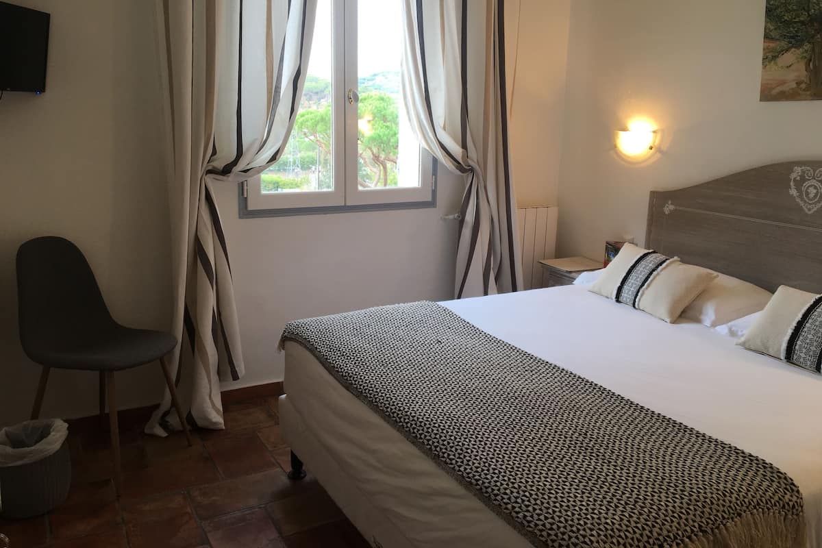 Standard Room | In-room safe, soundproofing, iron/ironing board, cots/infant beds