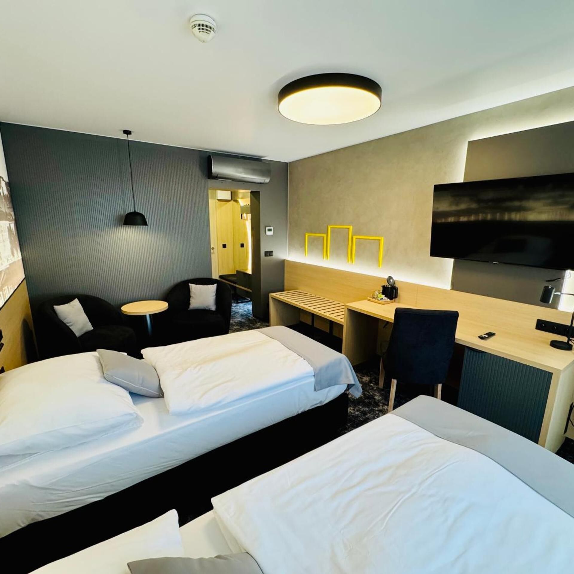 Schreibtisch, Verdunkelungsvorhänge, schallisolierte Zimmer