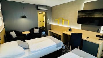 Schreibtisch, Verdunkelungsvorhänge, schallisolierte Zimmer