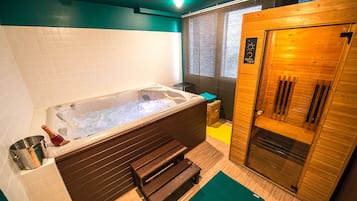 Hot tub, ruang uap, dan pijat