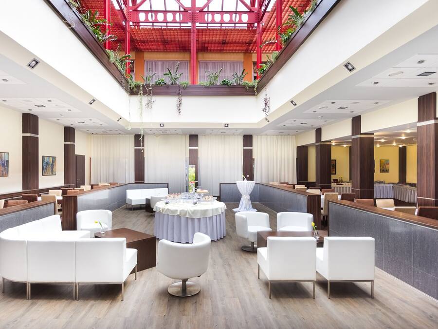 Breakfast, lunch, dinner served; international cuisine