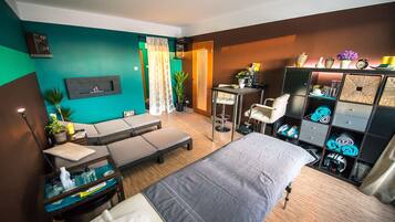 Hot tub, steam room, massages
