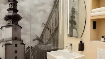 Bathroom | Combined shower/tub, free toiletries, hair dryer, towels