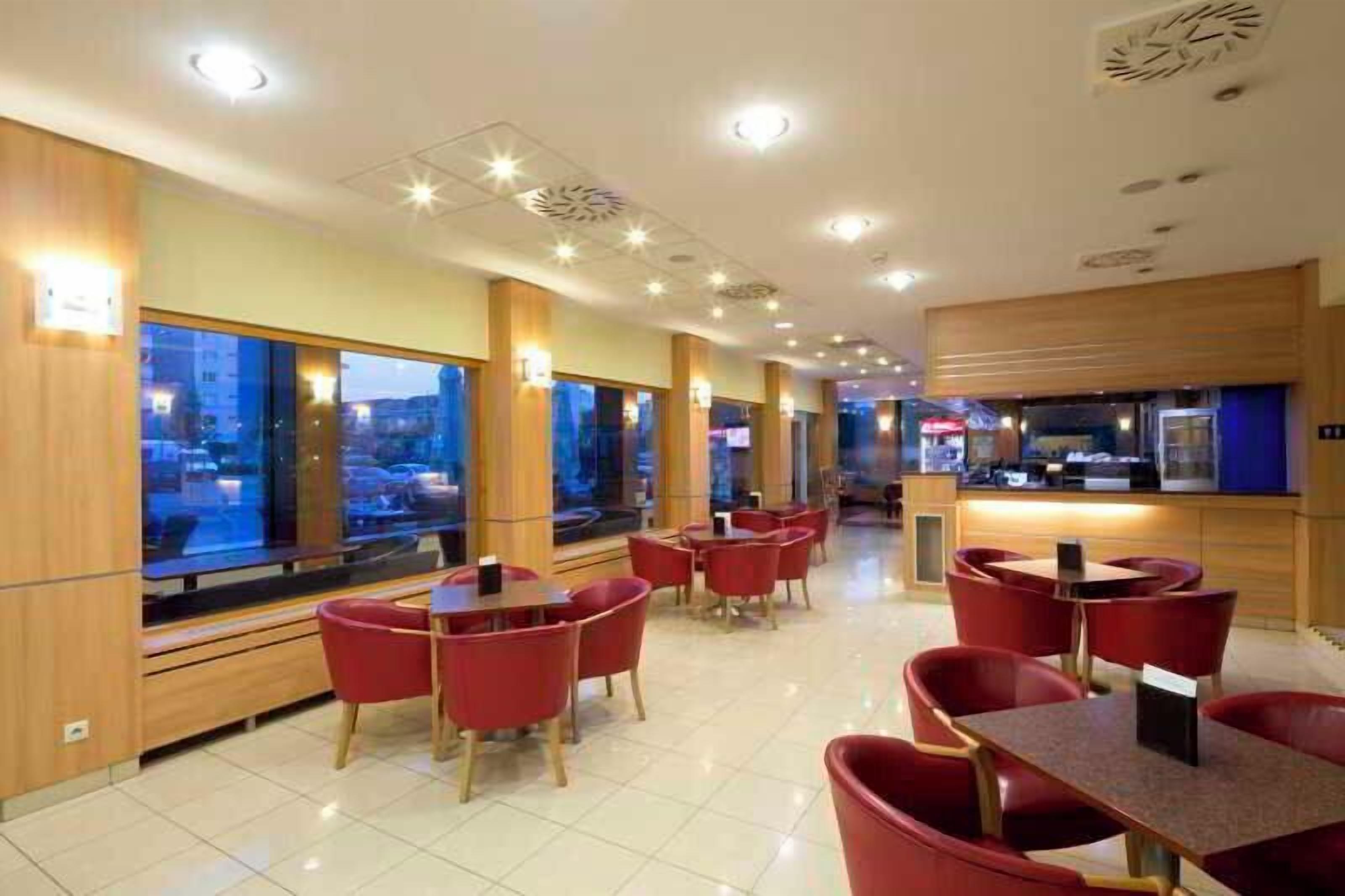 Frokost, lunsj og middag serveres, internasjonale retter 