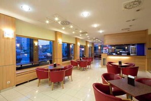 Aperto a colazione, pranzo e cena, cucina internazionale 