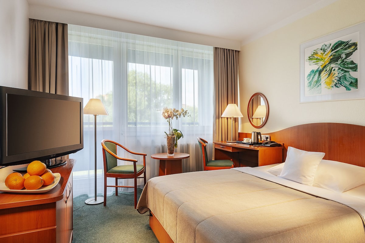 standard room | in-room safe, desk, laptop workspace, blackout curtains