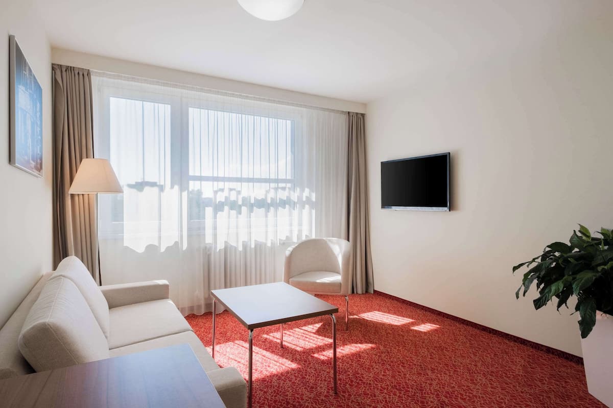 suite, non smoking | in-room safe, desk, laptop workspace, blackout curtains