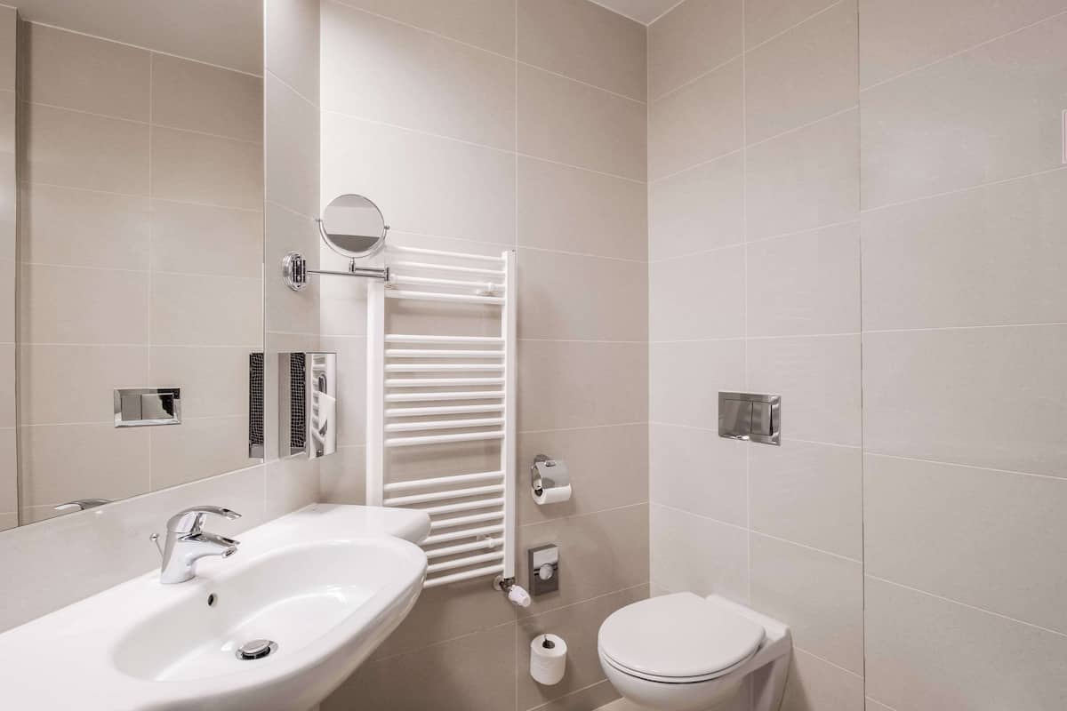 suite, non smoking | in-room safe, desk, laptop workspace, blackout curtains