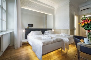 Habitación doble estándar | Ropa de cama hipoalergénica, camas Select Comfort y minibar 