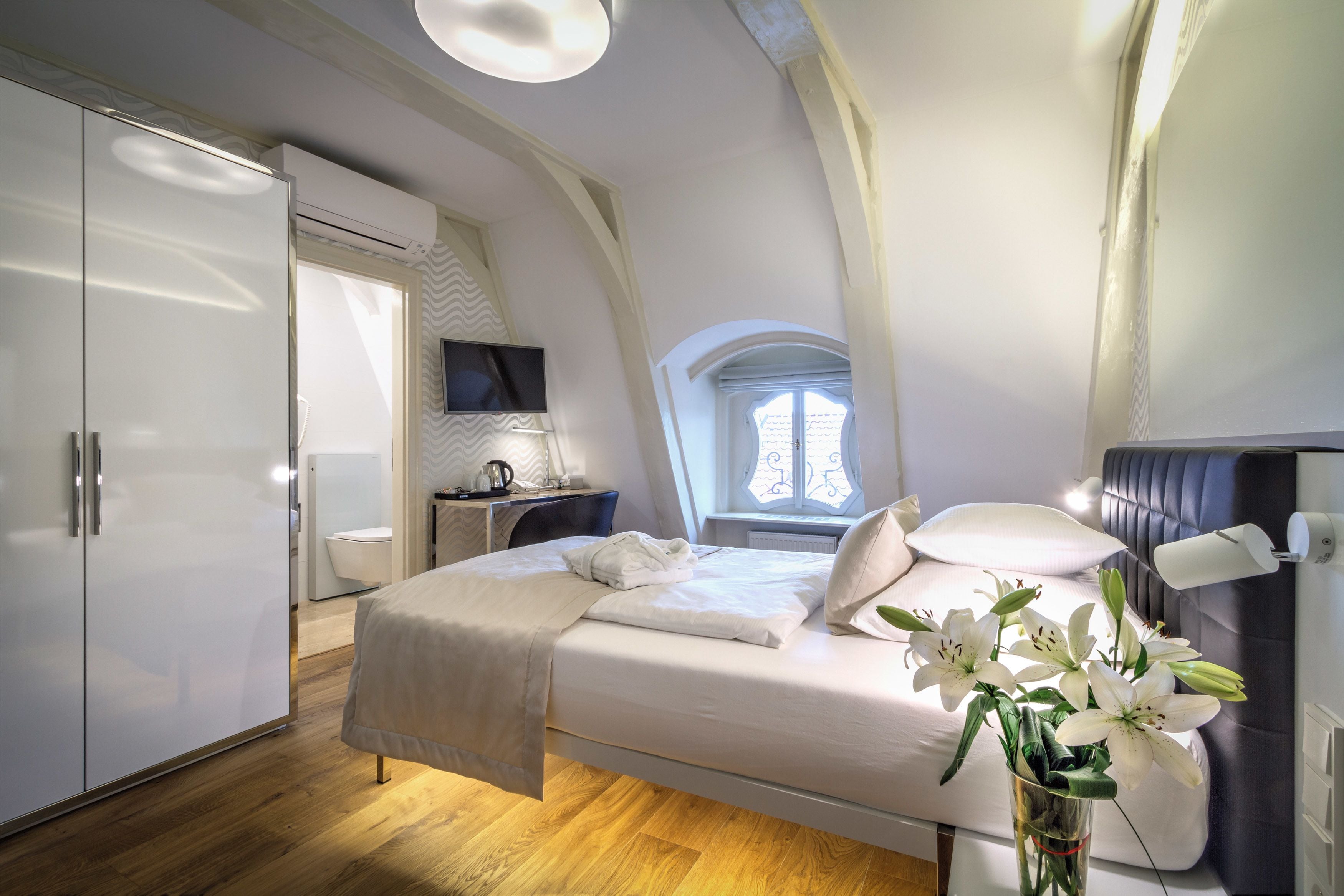 Ropa de cama hipoalergénica, colchones Select Comfort y minibar 