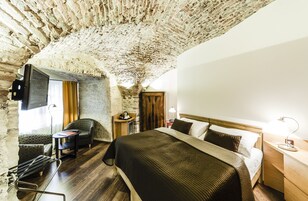 Standard Double or Twin Room | In-room safe, desk, iron/ironing board, free WiFi