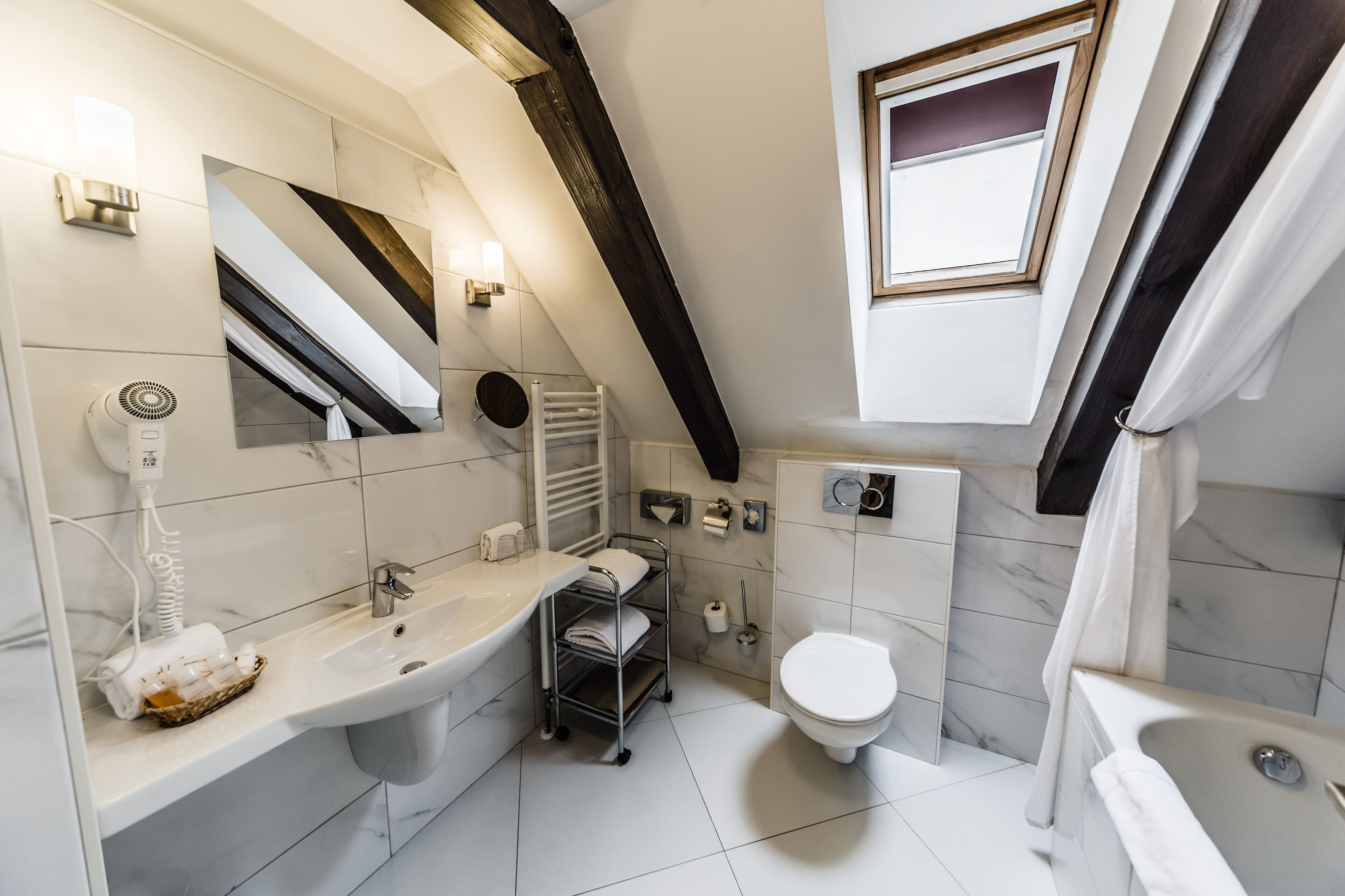 standard double or twin room, river view | bathroom | free toiletries, hair dryer, towels