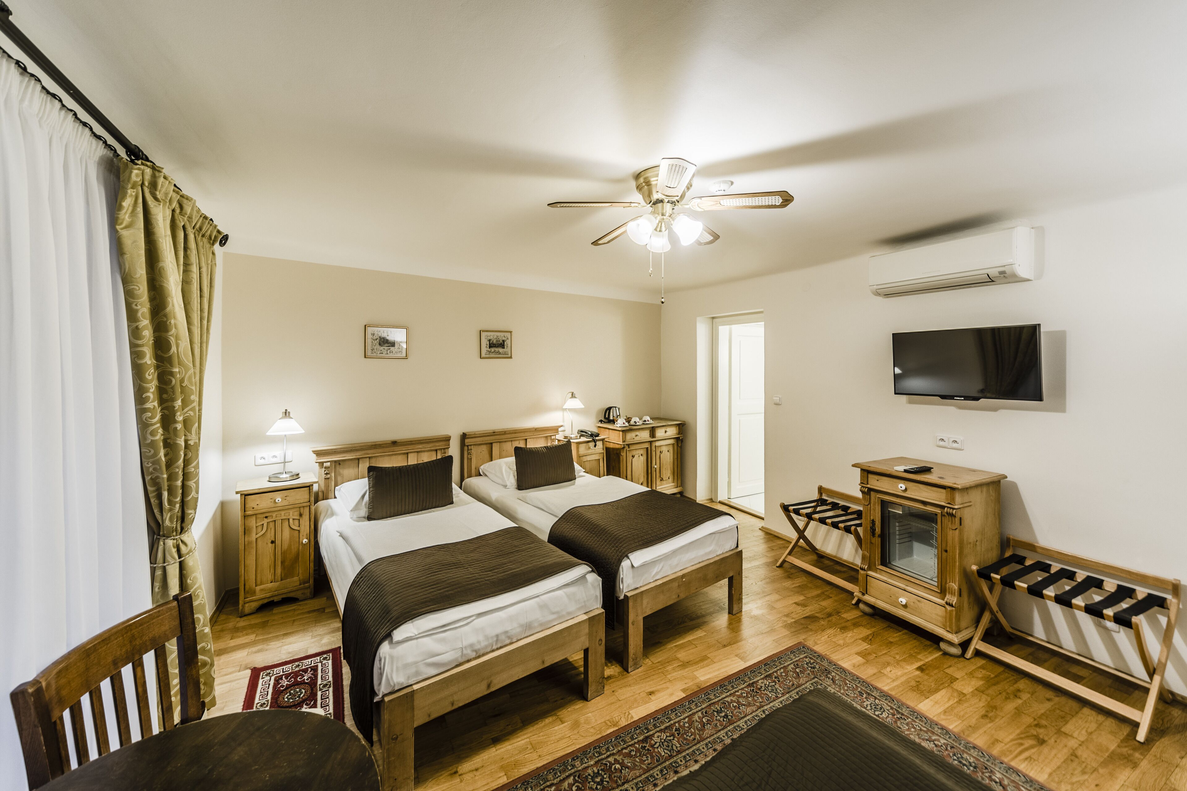 standard triple room | 1 bedroom, in-room safe, desk, iron/ironing board