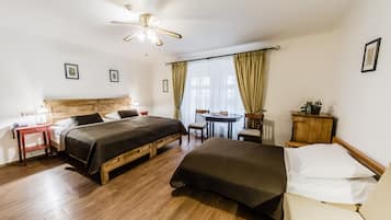 Un dormitorio con dos camas, cabecera de madera, un escritorio y una silla.