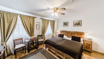 Habitación estándar con 1 cama doble o 2 individuales | Caja fuerte, escritorio, tabla de planchar con plancha y wifi gratis