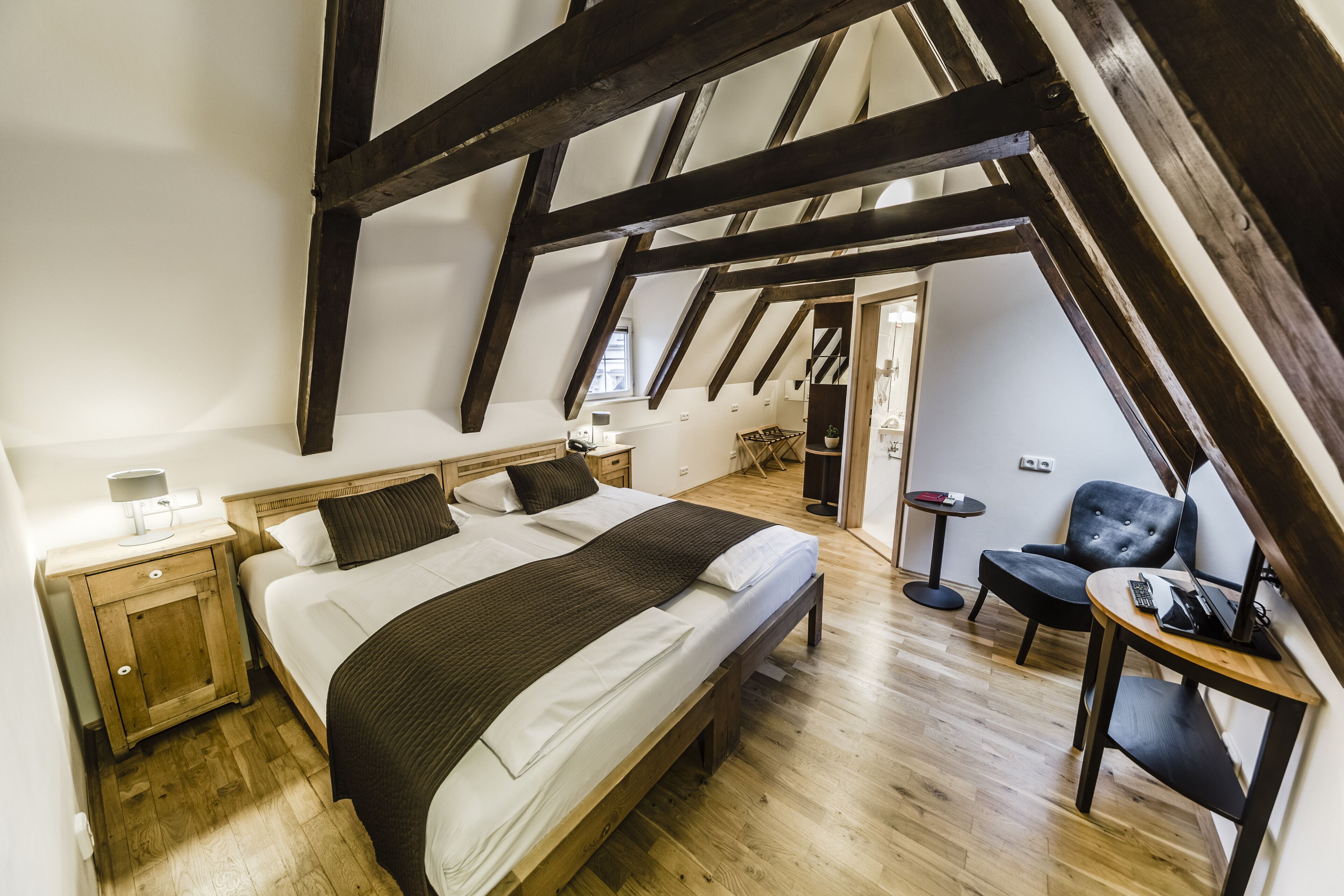 standard double or twin room, river view | 1 bedroom, in-room safe, desk, iron/ironing board