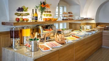 Desayuno buffet (CZK 175 por persona)