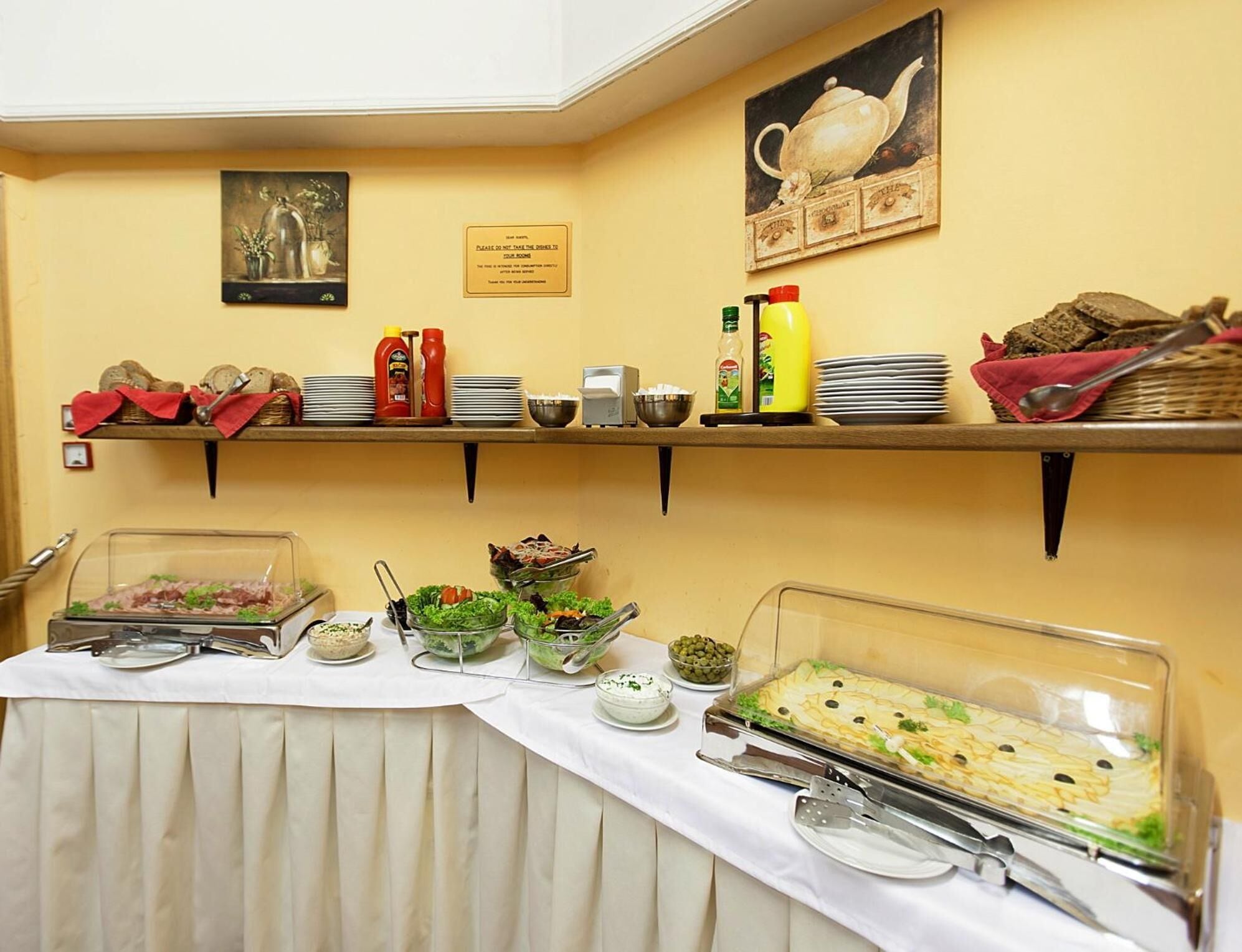 Een buffetopstelling met diverse gerechten en toevoegingen op planken en tafels.