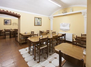Lunch and dinner served, international cuisine