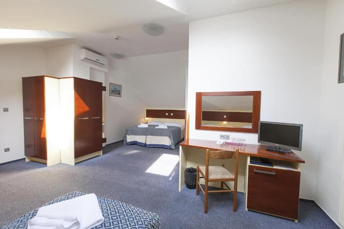 Family Room | In-room safe, desk, iron/ironing board, free cribs/infant beds