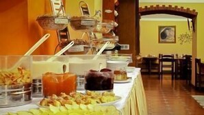 Un bufé con diferentes opciones de comida y bebidas.