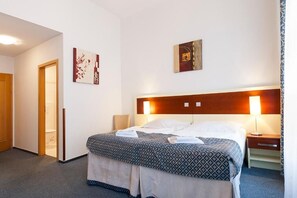 In-room safe, desk, iron/ironing board, free cots/infant beds - Hotel Atos (Prague)