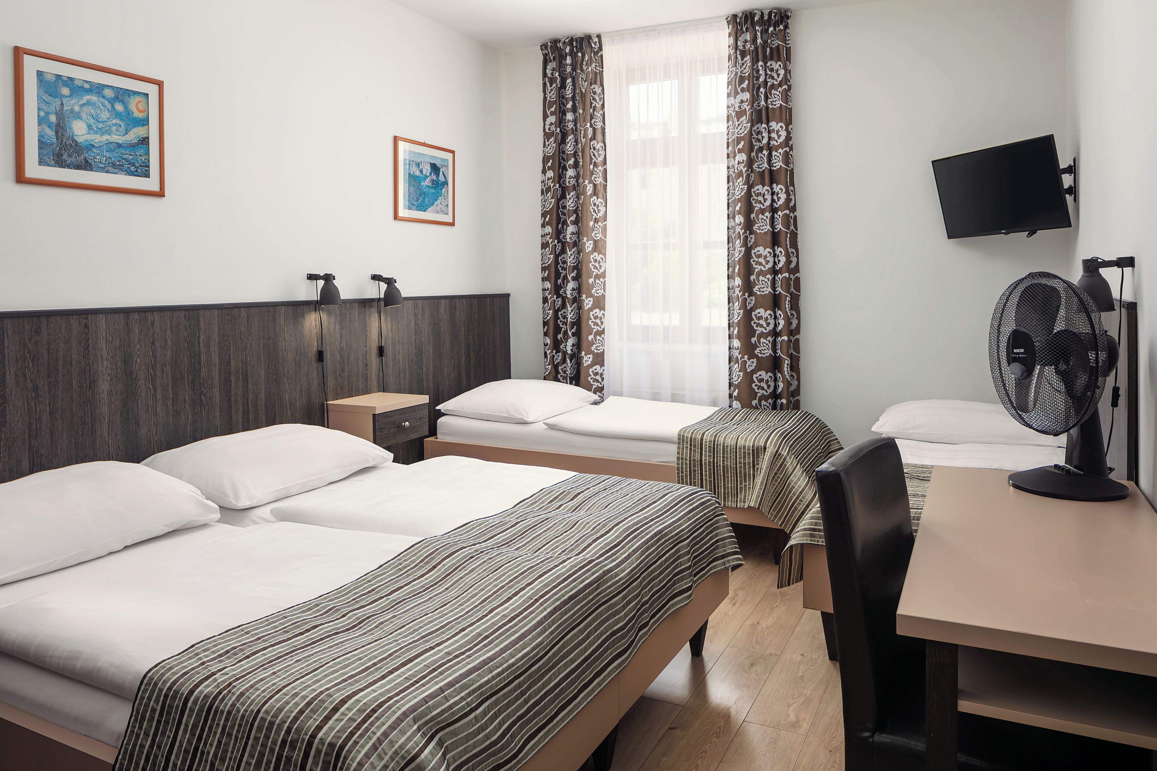 Firemannsrom – standard | Minibar, safe på rommet, skrivebord og skrivebord for bærbar PC