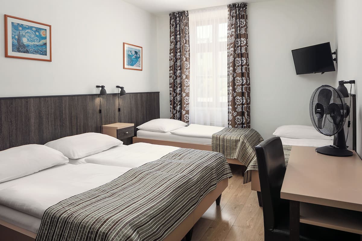 Firemannsrom – standard | Minibar, safe på rommet, skrivebord og skrivebord for bærbar PC