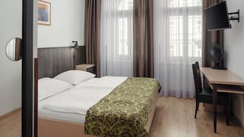 Standard-Doppel- oder -Zweibettzimmer, 1 Doppelbett oder 2 Einzelbetten | Minibar, Zimmersafe, Schreibtisch, laptopgeeigneter Arbeitsplatz