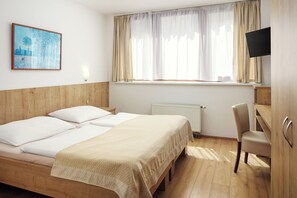 Minibar, in-room safe, desk, laptop workspace - Hotel Superior Prague (Prague)