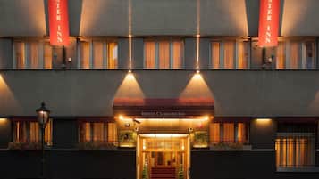 Bagian depan properti - sore/malam