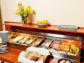 Café da manhã com buffet todos os dias (EUR 10 por pessoa) 