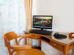 1 chambre, minibar, coffres-forts dans les chambres, bureau