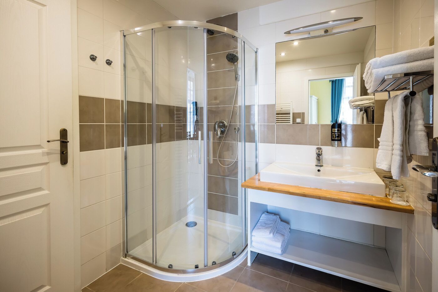 Familien-Suite, 2 Schlafzimmer, Verbindungszimmer | Allergikerbettwaren, Minibar, Zimmersafe, Schreibtisch