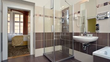 Dreibettzimmer | Badezimmer | Regendusche, kostenlose Toilettenartikel, Haartrockner, Handtücher