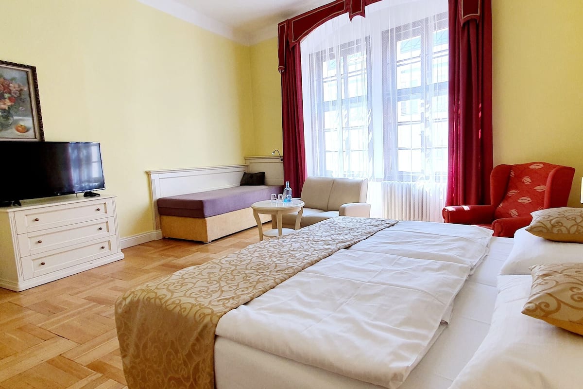 Driepersoonskamer | 1 slaapkamer, hypoallergeen beddengoed, een minibar