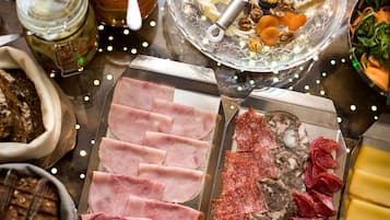 Desayuno buffet diario (EUR 15 por persona)