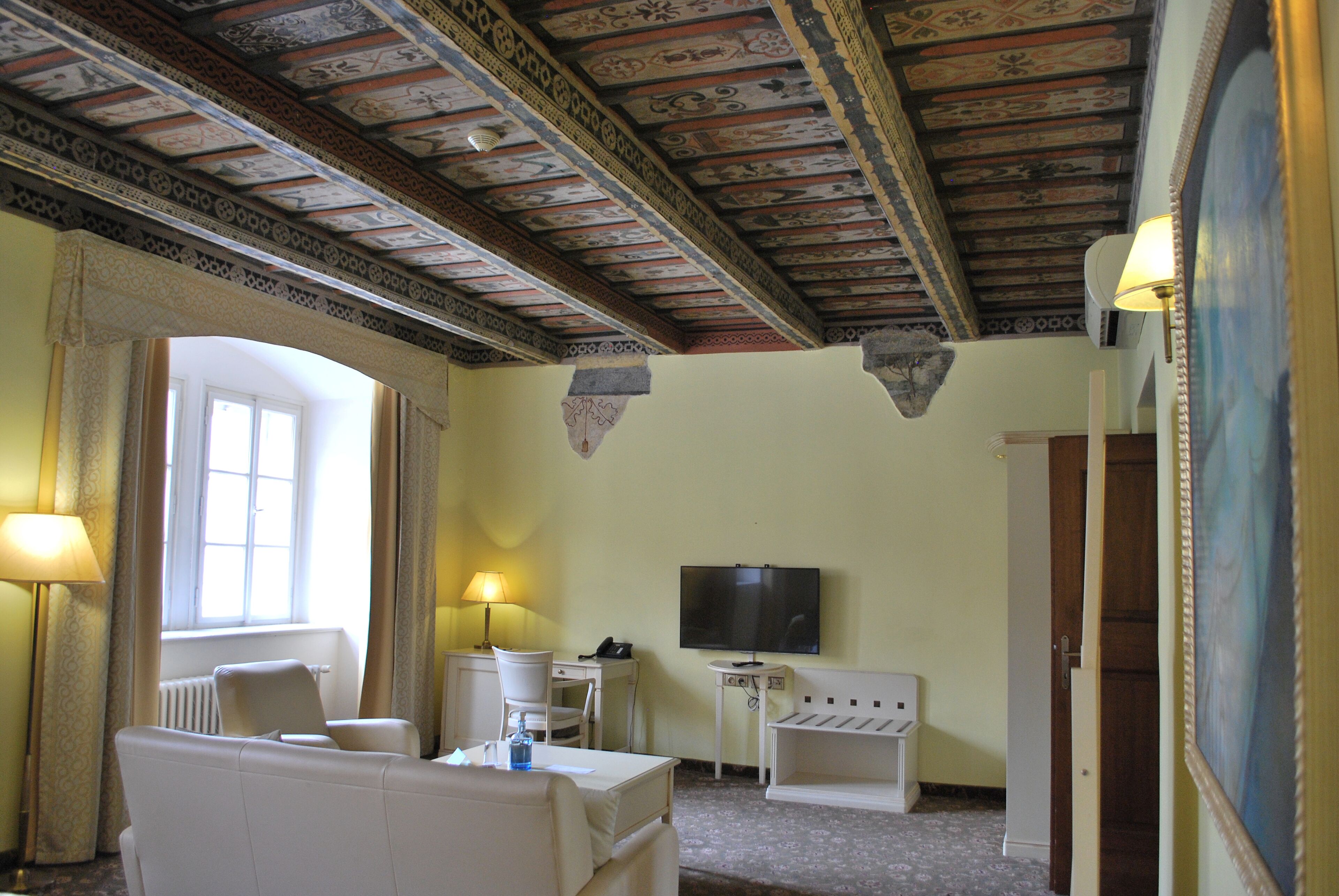 suite, 1 king bed, hot tub | 1 bedroom, hypo-allergenic bedding, minibar, in-room safe