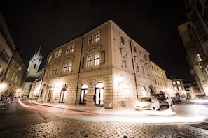 Un edificio storico dall'architettura classica, con ampie finestre e un ingresso imponente.